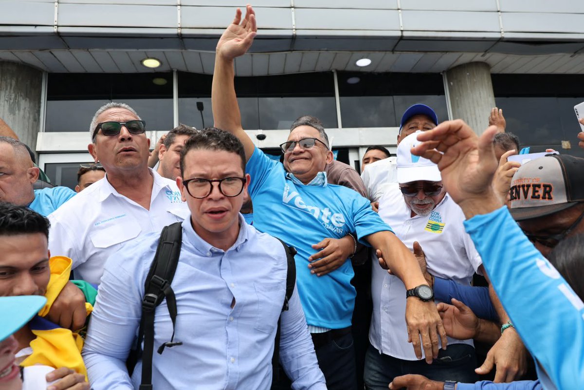 VenteVenezuela's tweet photo. 🛬 ¡Douglas Rodríguez (@rrsdouglas) ya está en suelo guayanés! 🇻🇪

Nuestro Coordinador estadal acaba de aterrizar en Bolívar. 

En solo unos minutos iniciaremos el acto para darle la bienvenida oficial en su casa junto a todo el equipo de @ventebolivar.

Seguimos hasta que todos puedan volver a casa. 🏠