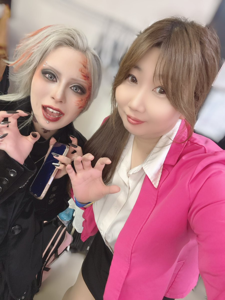 haruharuharu107's tweet photo. 遅くなりましたが、
今日的な昨日はCODE改革同盟さんの現体制終了ライブでした。

うーんなんてゆーか
寂しいよね、うん。

この一年近くたくさん共演させてもらって、楽屋でもお話して
生誕祭もたくさん出演させて頂いて。

今日パフォーマンス見させていただいたんだけどさ、
本当にかっこよかったのよ。

何様って思うかもしれないんだけどね、
最初見た時からは全くの別グループってくらいパフォーマンスが凄すぎた。

歌声は全員心に響いてくるし、それぞれの声色が輝いてた。

ダンスは指先まで踊っていて、
私たちを引き込ませてくれた。

もうこのパフォーマンスみれないんだ…と思うとすごく寂しいし、なんだろ、なんか悔しいな。

続けること、って簡単じゃなくて。
改めて本当に今の環境��感謝なんだなって。

でも、前を向くための決断って言ってたから。
またきっと会えるよね

お写真は来来ちゃんと！
熊野のこといつも好きーって言ってくれたり、サイリウムも赤振ってくれるんだよお！！

最初の頃はステージでも可愛さが沢山だったんだけど、
最近はイケメンに磨きがかかってて痺れてた←
たまに見せる笑顔にトキメキ(っ ॑꒳ ॑c)
でも楽屋では可愛い来来ちゃんのままだった♡♡

これからも仲良しさんでいてね！