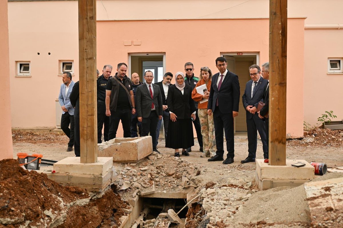 TC_UsakValiligi's tweet photo. Valimiz Dr. Serdar Kartal, yapımına başlanan Huzurevi Yaşlı Bakım ve Rehabilitasyon Merkezi ek bloklarındaki çalışmaları yerinde inceleyerek yetkililerden bilgi aldı.

Çalışmaların tamamlanmasıyla birlikte huzurevimizin kapasitesi artırılarak büyüklerimizin daha huzurlu, güvenli ve konforlu bir ortamda yaşamlarını sürdürmelerine imkân sağlanacak.

Hayat tecrübeleriyle bizlere yol gösteren, varlıklarıyla toplumumuza değer katan büyüklerimizin ihtiyaçlarına cevap veren hizmetleri geliştirmeye; yaşam kalitelerini yükseltecek yatırımları hayata geçirmeye devam ediyoruz.