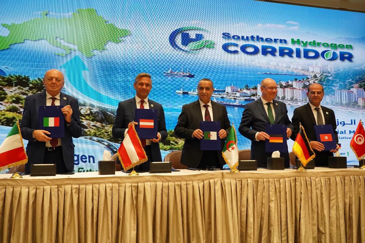 PerspectiveDZ's tweet photo. [#Energie][#Hydrogène][#EuroMed] 

🇩🇿🇹🇳🇮🇹🇦🇹🇩🇪

SoutH2 Corridor : Signature de la Déclaration ministérielle d’Alger 

Les ministres de l’énergie d’Algérie, de Tunisie, d’Italie, d’Allemagne et d’Autriche ont signé ce jeudi la Déclaration ministérielle d’Alger sur le SoutH2 Corridor. 

Le texte crée un secrétariat technique et organise un dialogue régulier entre les cinq pays.

Réunis au Centre international de conférences d’Alger, les cinq pays prolongent la déclaration d’intentions signée à Rome le 21 janvier 2025. Le secrétariat prévu par la Déclaration d’Alger doit apporter un soutien technique au projet avec l’appui de l’Organisation des Nations unies pour le développement industriel (ONUDI). 

Le corridor doit relier l’Algérie et la Tunisie à la Bavière, via l’Italie et l’Autriche, sur quelque 3 300 kilomètres, en reconvertissant pour l’essentiel des gazoducs existants. Ses promoteurs évoquent une capacité d’importation de 4 millions de tonnes d’hydrogène par an et une mise en service au début des années 2030.