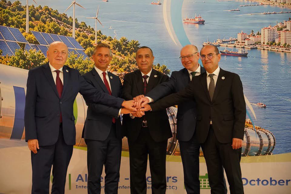 PerspectiveDZ's tweet photo. [#Energie][#Hydrogène][#EuroMed] 

🇩🇿🇹🇳🇮🇹🇦🇹🇩🇪

SoutH2 Corridor : Signature de la Déclaration ministérielle d’Alger 

Les ministres de l’énergie d’Algérie, de Tunisie, d’Italie, d’Allemagne et d’Autriche ont signé ce jeudi la Déclaration ministérielle d’Alger sur le SoutH2 Corridor. 

Le texte crée un secrétariat technique et organise un dialogue régulier entre les cinq pays.

Réunis au Centre international de conférences d’Alger, les cinq pays prolongent la déclaration d’intentions signée à Rome le 21 janvier 2025. Le secrétariat prévu par la Déclaration d’Alger doit apporter un soutien technique au projet avec l’appui de l’Organisation des Nations unies pour le développement industriel (ONUDI). 

Le corridor doit relier l’Algérie et la Tunisie à la Bavière, via l’Italie et l’Autriche, sur quelque 3 300 kilomètres, en reconvertissant pour l’essentiel des gazoducs existants. Ses promoteurs évoquent une capacité d’importation de 4 millions de tonnes d’hydrogène par an et une mise en service au début des années 2030.