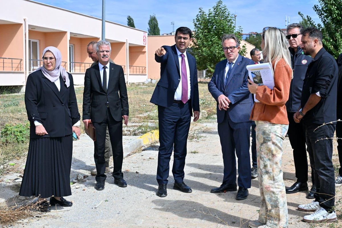 TC_UsakValiligi's tweet photo. Valimiz Dr. Serdar Kartal, yapımına başlanan Huzurevi Yaşlı Bakım ve Rehabilitasyon Merkezi ek bloklarındaki çalışmaları yerinde inceleyerek yetkililerden bilgi aldı.

Çalışmaların tamamlanmasıyla birlikte huzurevimizin kapasitesi artırılarak büyüklerimizin daha huzurlu, güvenli ve konforlu bir ortamda yaşamlarını sürdürmelerine imkân sağlanacak.

Hayat tecrübeleriyle bizlere yol gösteren, varlıklarıyla toplumumuza değer katan büyüklerimizin ihtiyaçlarına cevap veren hizmetleri geliştirmeye; yaşam kalitelerini yükseltecek yatırımları hayata geçirmeye devam ediyoruz.