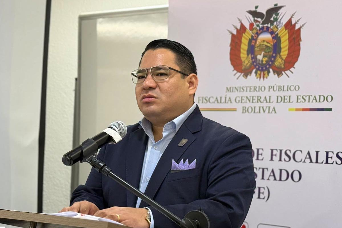 MundoEConflicto's tweet photo. 🇧🇴🇺🇸 | La policía de Bolivia detuvo al fiscal general Roger Mariaca tras la cancelación de su visa por parte de EE. UU. por presuntos nexos con el narcotráfico. Mariaca lideraba causas clave, incluyendo la investigación contra Fernando Cerimedo. https://t.co/2csh0hvyP8