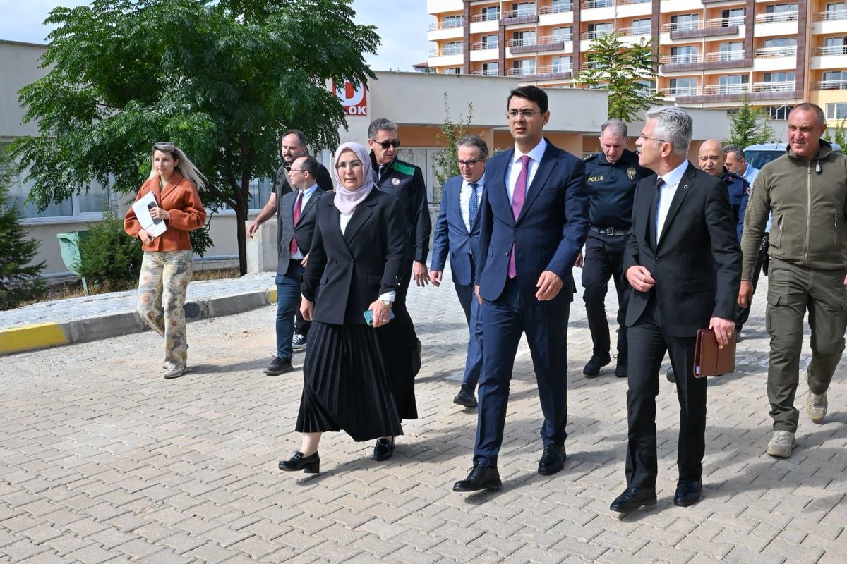 TC_UsakValiligi's tweet photo. Valimiz Dr. Serdar Kartal, yapımına başlanan Huzurevi Yaşlı Bakım ve Rehabilitasyon Merkezi ek bloklarındaki çalışmaları yerinde inceleyerek yetkililerden bilgi aldı.

Çalışmaların tamamlanmasıyla birlikte huzurevimizin kapasitesi artırılarak büyüklerimizin daha huzurlu, güvenli ve konforlu bir ortamda yaşamlarını sürdürmelerine imkân sağlanacak.

Hayat tecrübeleriyle bizlere yol gösteren, varlıklarıyla toplumumuza değer katan büyüklerimizin ihtiyaçlarına cevap veren hizmetleri geliştirmeye; yaşam kalitelerini yükseltecek yatırımları hayata geçirmeye devam ediyoruz.