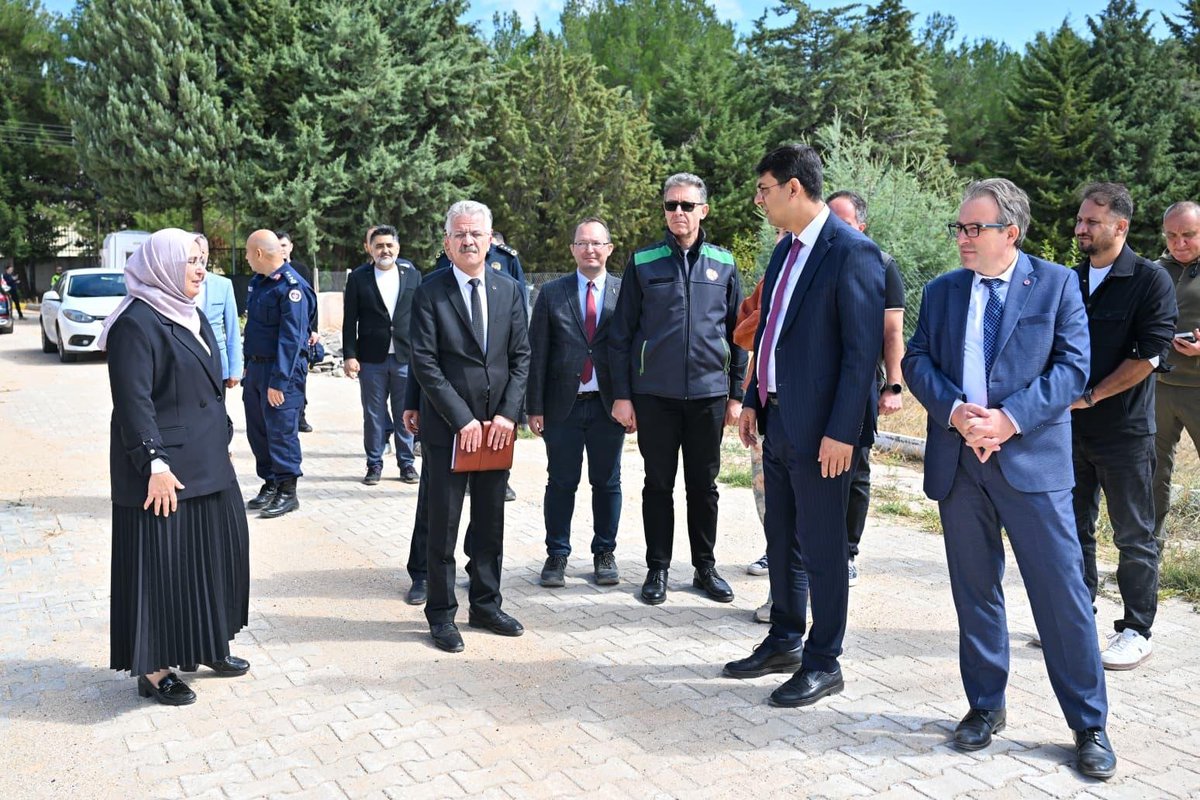 TC_UsakValiligi's tweet photo. Valimiz Dr. Serdar Kartal, yapımına başlanan Huzurevi Yaşlı Bakım ve Rehabilitasyon Merkezi ek bloklarındaki çalışmaları yerinde inceleyerek yetkililerden bilgi aldı.

Çalışmaların tamamlanmasıyla birlikte huzurevimizin kapasitesi artırılarak büyüklerimizin daha huzurlu, güvenli ve konforlu bir ortamda yaşamlarını sürdürmelerine imkân sağlanacak.

Hayat tecrübeleriyle bizlere yol gösteren, varlıklarıyla toplumumuza değer katan büyüklerimizin ihtiyaçlarına cevap veren hizmetleri geliştirmeye; yaşam kalitelerini yükseltecek yatırımları hayata geçirmeye devam ediyoruz.