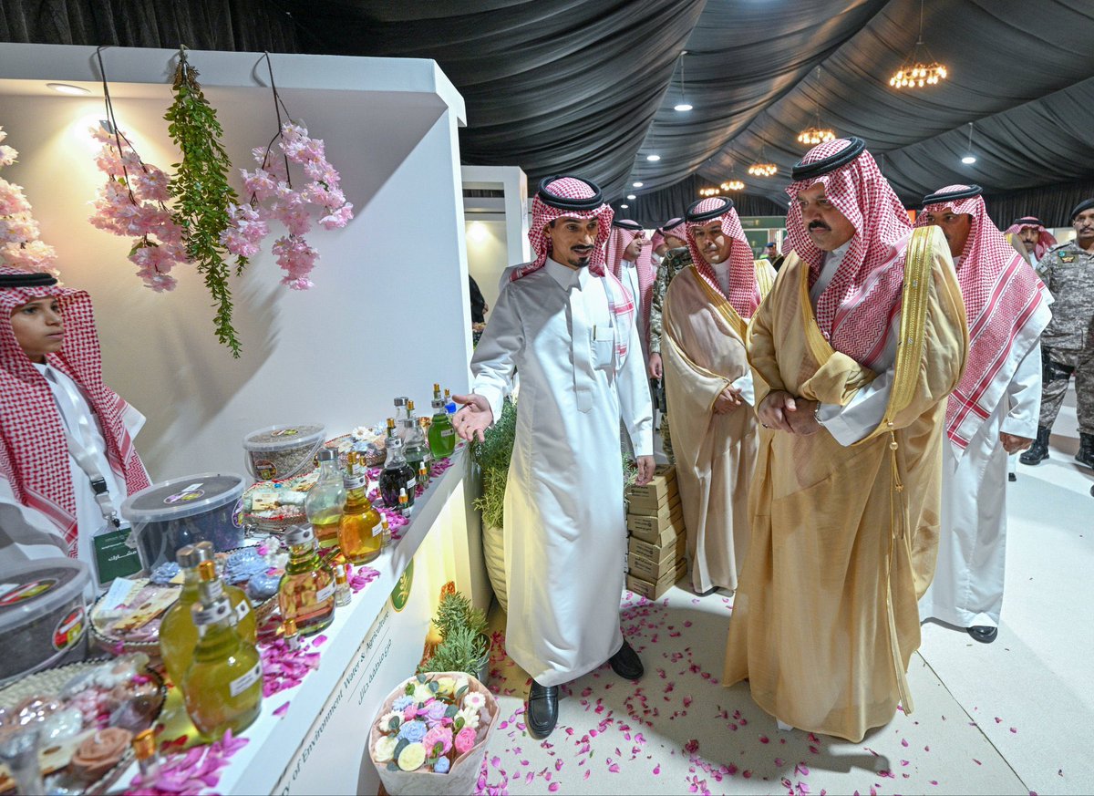 fahanazi's tweet photo. تشرّفنا اليوم بتدشين #سمو_امير_حائل لمهرجان المنتجات الموسمية الزراعية، واطّلاع سموه على مشاركات المزارعين ومنتجاتهم المتنوعة. دعمٌ كريم يجسّد اهتمام سموه بالقطاع الزراعي وتمكين مزارعي المنطقة وتعزيز تسويق منتجاتهم المحلية والتأكيد على ما تمتلكة منطقة #حائل من مقومات زراعية وطبيعية ولوجستية.