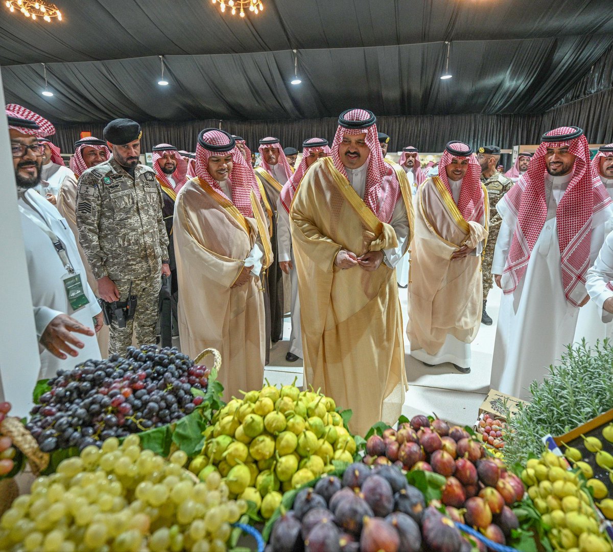 fahanazi's tweet photo. تشرّفنا اليوم بتدشين #سمو_امير_حائل لمهرجان المنتجات الموسمية الزراعية، واطّلاع سموه على مشاركات المزارعين ومنتجاتهم المتنوعة. دعمٌ كريم يجسّد اهتمام سموه بالقطاع الزراعي وتمكين مزارعي المنطقة وتعزيز تسويق منتجاتهم المحلية والتأكيد على ما تمتلكة منطقة #حائل من مقومات زراعية وطبيعية ولوجستية.