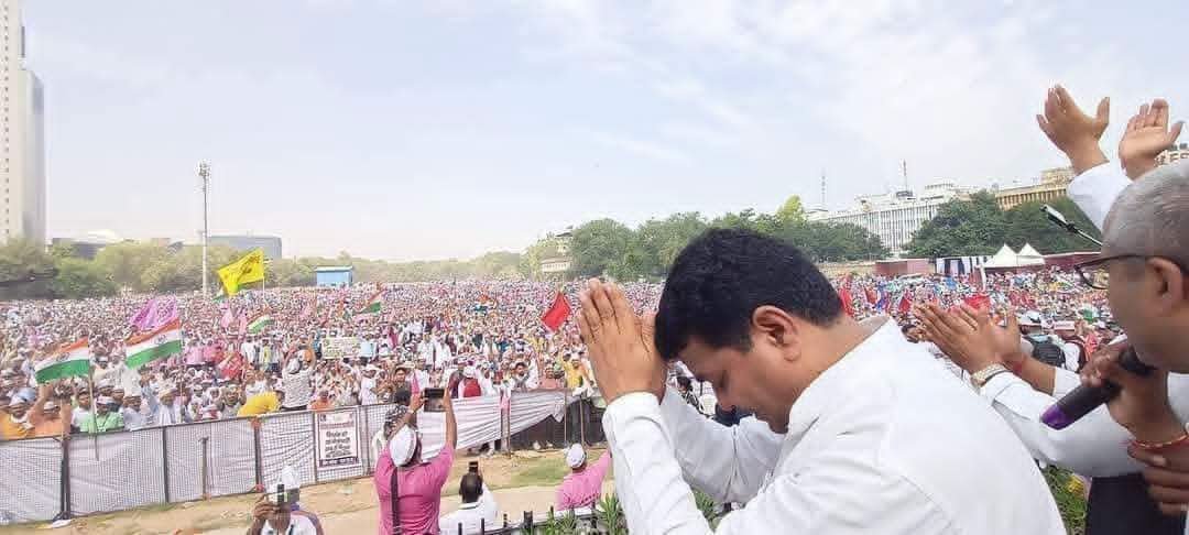 vijaykbandhu's tweet photo. सूचित करते हुए हर्ष हो रहा है कि लखनऊ स्नातक निर्वाचन क्षेत्र से 5 अक्टूबर को नामांकन करूंगा। आप सबके सहयोग और स्नेह का आकाक्षी रहूँगा आप सबकी गरिमामय उपस्थिति में इस कार्यक्रम में चार चांद लग जाएगा। 
नामांकन दिनांक--5 अक्टूबर
समय-सुबह 10 बजे
स्थान-वी एन सिंह  हजरतगंज 
लखनऊ https://t.co/hXNlfW3IDD