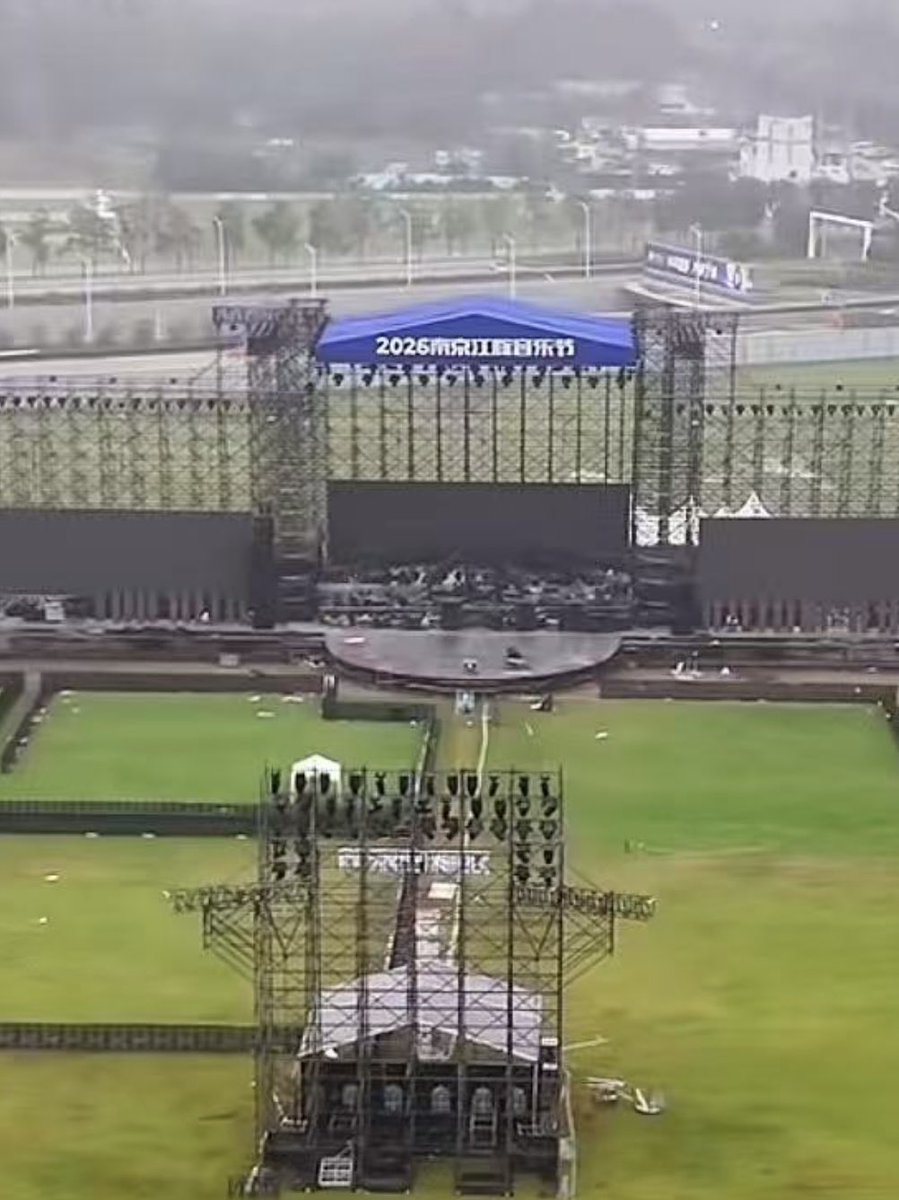HouMingHao_KR's tweet photo. @ncybear The extended stage is semi-circular and pretty small. The main stage itself is also on the smaller side, so it should be close to the crowd. (I saw a sound check picture tonight and it IS close to the crowd.) So excited!!! https://t.co/B9PzFJNRnG