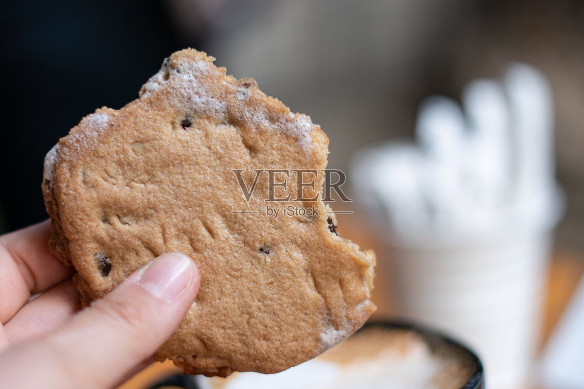 BreannaWalcq's tweet photo. Hoy hice mis primeras galletas con chispas de chocolate, qué delicia! Me quedaron doradas y crujientes, ya quiero repetir! https://t.co/NDbWTYWcJ5