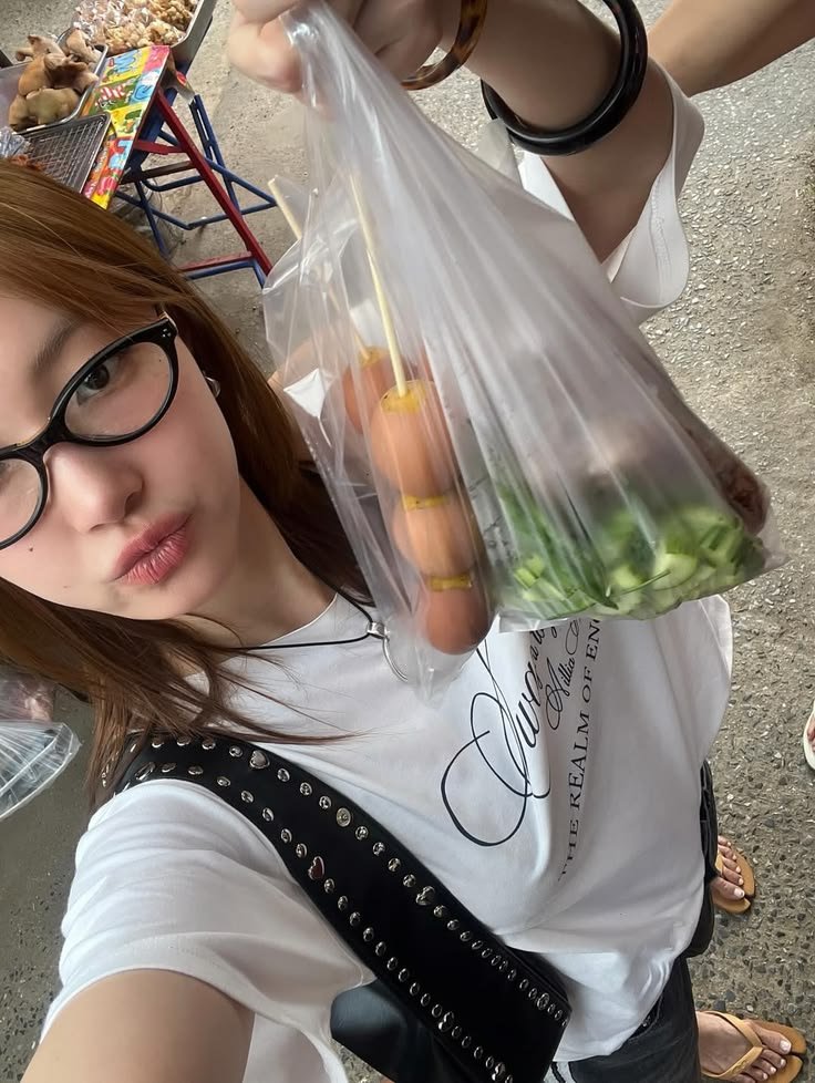 Djavaando's tweet photo. 𝐢𝐢.   　𓂂 ⠀ׄ⠀  .    🛍️　₊　   ©⠀ׄ ⠀ 🥐ㅤ'ㅤ　
feirinha, ㅤfrutas      𓎟𝅦𓎟ㅤ pastel, ㅤcomprinhas ㅤe ㅤ companhia. https://t.co/SgCVQNZ7Qr