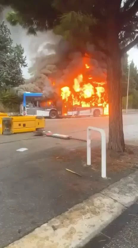JeanMizrahi's tweet photo. Les transports en commun ont été à l'arrêt aujourd'hui à Marseille où je vis. Des élèves du lycée professionnel la Floride, où j'en enseigné pendant une année il y a deux ans, ont mis le feu à un bus avec son chauffeur à l'intérieur, qui en a réchappé par miracle, mais semble-t-il quand même avec des brûlures. Je ne suis pas étonné, je me souviens de la population de ce lycée, j'y ai passé des moments peu sympathiques avec des gamins dont certains franchement déjantés.
Devant un autre lycée marseillais, un camion de pompiers a été incendié.
Un peu plus tard dans la journée, je traverse un croisement dans un quartier plutôt tranquille, le carrefour est partiellement obstrué par des poubelles dont certaines ont été brûlées, avec autour des collégiens dans l'uniforme de cette jeunesse en jachère.
Un peu partout en France, le même scénario : des bandes de collégiens et de lycéens à la marge se déchaînent. On a vu des enseignants agressés et une policière poursuivie et frappée à terre. L'attirail est toujours le même : joggings et capuches sombres, une jeunesse qui n'a pas éduquée par des parents fautifs, et probablement dépassés.
Et tout cela est encouragé par une gauche irresponsable qui trouve des excuses à tout et se réjouit de mettre le désordre.
Et la crise financière n'est pas encore tout à fait là, alors qu'on ne peut plus y échapper.
Notre pays doit se reprendre de toute urgence. Il n'est plus possible de rester les bras croisés, car dans quelques mois, ce genre d'évènement va entrer dans une autre dimension si les présidentielles apportent un changement radical et si la crise de l'endettement public nous conduit à une crise économique profonde. La France est à deux doigts de s'enflammer, parce que trop de gens n'ont plus de limites.