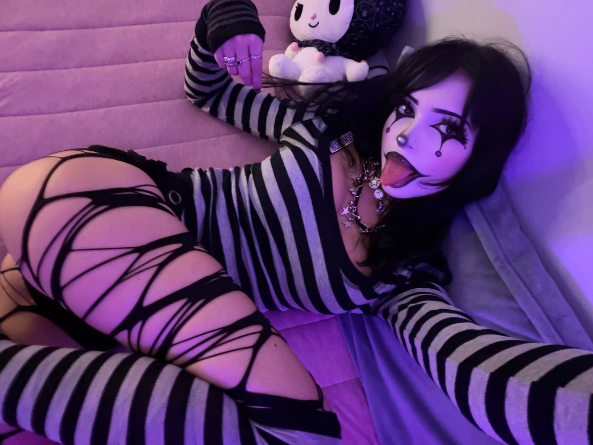 spoilmars's tweet photo. it's officially spooky szn 👻 https://t.co/ODsoZMbLjI