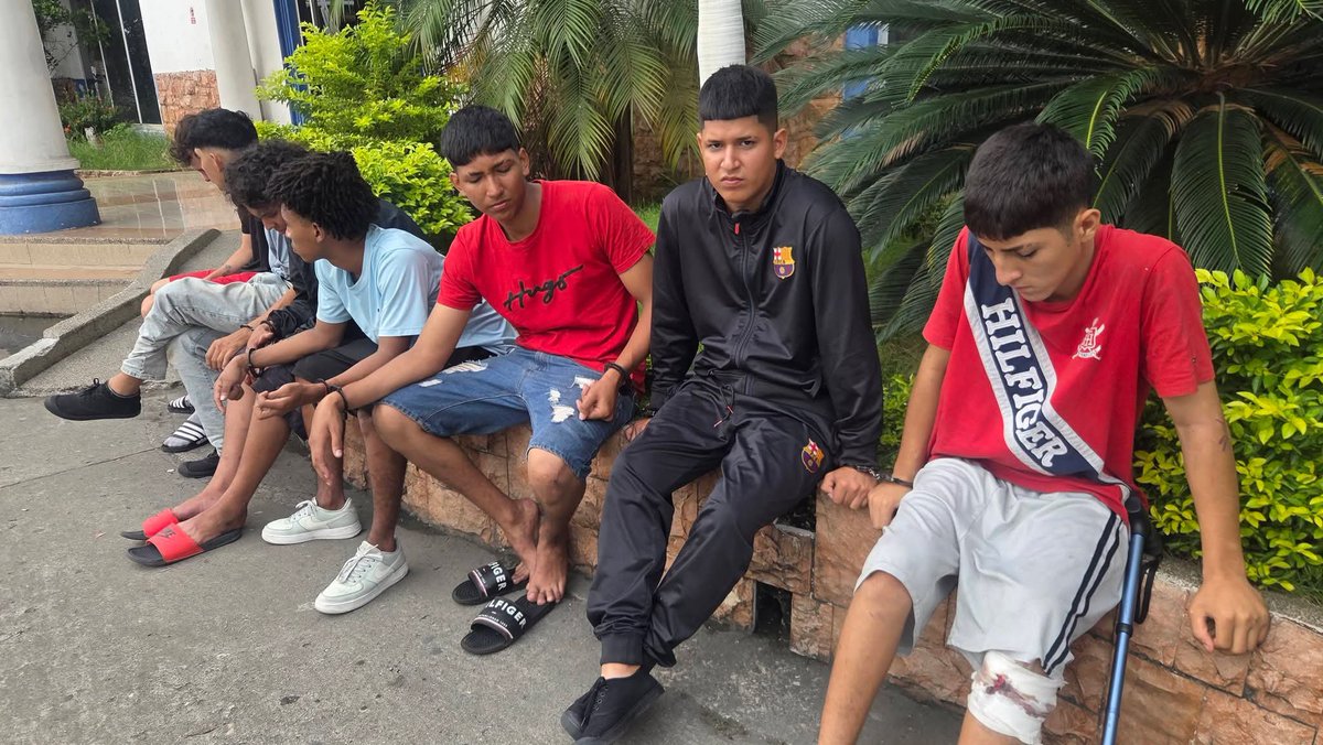 MinMedio's tweet photo. #Guayaquil
Mas fútbolistas detenidos. 7 delincuentes fueron capturados por participar en el secuestro de 3 personas que posteriormente fueron liberadas en el sector de Los Geranios.

Este acción se dió tras un patrullaje de la Policía Nacional, 4 de los detenidos son menores de edad. 

Cómo indicios se incautaron un vehículo y 2 motos.
