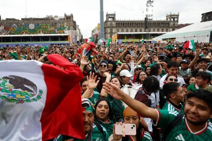 JoarisYasm's tweet photo. @Gaelx5zx @Lenninsioo Lo único malo es la gente aceitunada e indígena que daña la ciudad y la foto 😭 y mi MECHIKO es gringo, no se lo merece 😭😭 https://t.co/m8sonXD70f