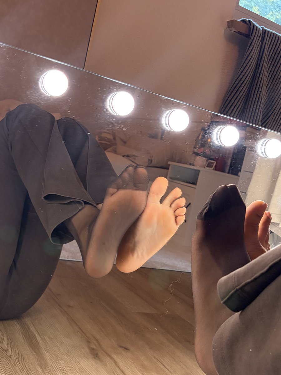 rosella_vale's tweet photo. Mirror mirror on the wall who has the prettiest feet of them all 😈👅
@modelssecret_ https://t.co/HvvAUI1ooh