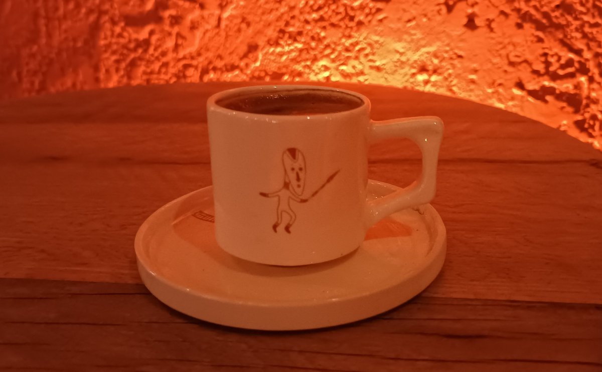 gmbyt's tweet photo. Dünya Kahve Günüymüş.. 
Kabile Reisi getirdi kahveyi,
'Neli bu kahve?' dedim,
'İç sen, keyfine bak.' dedi.. 😅
☕☀️

#DünyaKahveGünü https://t.co/ui8bP1zKHz