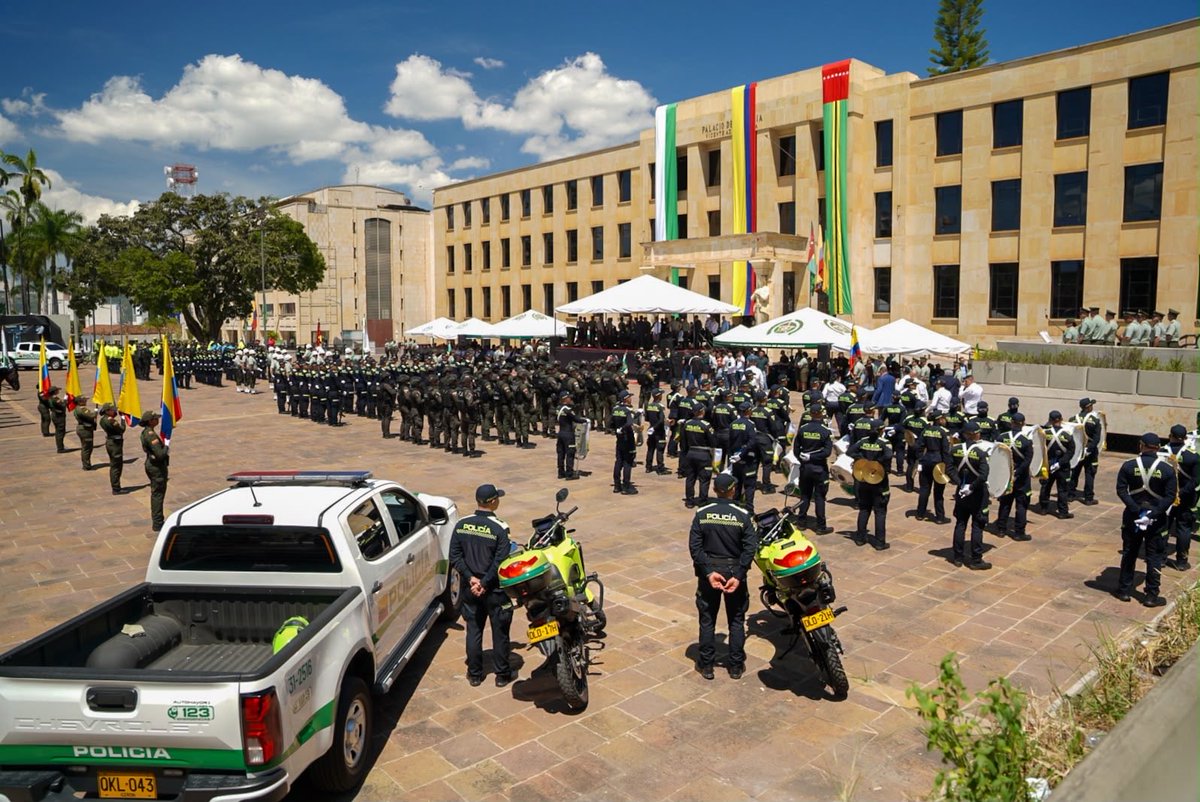 GralJuvenalDiaz's tweet photo. SEGURIDAD SIN TREGUA

Al nuevo comandante de la @PoliciaStander , Luis Fernando Atuesta Zárate, le dejamos claras las tareas: más presencia en el territorio, inteligencia para anticiparnos al crimen y resultados contra las estructuras delincuenciales.

Santander necesita una Policía cercana a la gente, con capacidad para enfrentar el homicidio, el hurto, el microtráfico, la extorsión y las amenazas que afectan nuestras provincias. También debemos fortalecer la seguridad rural y atacar las economías ilegales que pretenden instalarse en nuestro departamento. Dos CIMVRI y más de 67 mil millones de pesos hemos invertido en la seguridad. 

Desde la Gobernación vamos a trabajar de manera articulada con la Policía, el Ejército, la Fiscalía y las autoridades locales. Aquí no vamos a bajar la guardia: a los delincuentes los vamos a perseguir donde estén. @ABDELAESPRIELLA @generaljmora