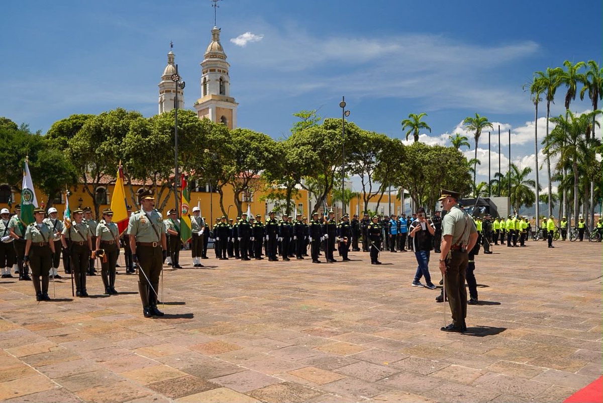 GralJuvenalDiaz's tweet photo. SEGURIDAD SIN TREGUA

Al nuevo comandante de la @PoliciaStander , Luis Fernando Atuesta Zárate, le dejamos claras las tareas: más presencia en el territorio, inteligencia para anticiparnos al crimen y resultados contra las estructuras delincuenciales.

Santander necesita una Policía cercana a la gente, con capacidad para enfrentar el homicidio, el hurto, el microtráfico, la extorsión y las amenazas que afectan nuestras provincias. También debemos fortalecer la seguridad rural y atacar las economías ilegales que pretenden instalarse en nuestro departamento. Dos CIMVRI y más de 67 mil millones de pesos hemos invertido en la seguridad. 

Desde la Gobernación vamos a trabajar de manera articulada con la Policía, el Ejército, la Fiscalía y las autoridades locales. Aquí no vamos a bajar la guardia: a los delincuentes los vamos a perseguir donde estén. @ABDELAESPRIELLA @generaljmora