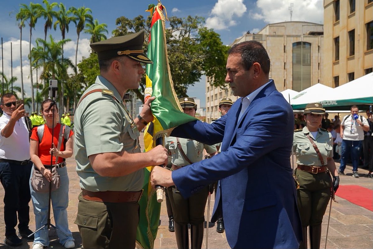 GralJuvenalDiaz's tweet photo. SEGURIDAD SIN TREGUA

Al nuevo comandante de la @PoliciaStander , Luis Fernando Atuesta Zárate, le dejamos claras las tareas: más presencia en el territorio, inteligencia para anticiparnos al crimen y resultados contra las estructuras delincuenciales.

Santander necesita una Policía cercana a la gente, con capacidad para enfrentar el homicidio, el hurto, el microtráfico, la extorsión y las amenazas que afectan nuestras provincias. También debemos fortalecer la seguridad rural y atacar las economías ilegales que pretenden instalarse en nuestro departamento. Dos CIMVRI y más de 67 mil millones de pesos hemos invertido en la seguridad. 

Desde la Gobernación vamos a trabajar de manera articulada con la Policía, el Ejército, la Fiscalía y las autoridades locales. Aquí no vamos a bajar la guardia: a los delincuentes los vamos a perseguir donde estén. @ABDELAESPRIELLA @generaljmora