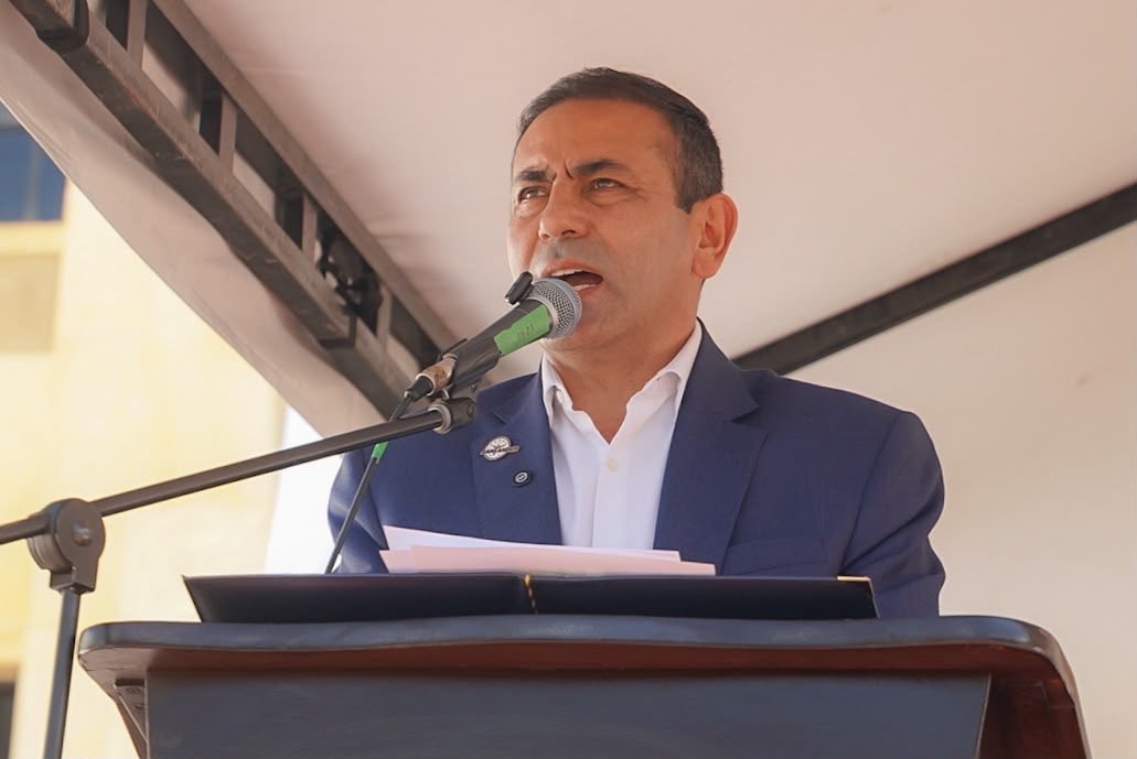GralJuvenalDiaz's tweet photo. SEGURIDAD SIN TREGUA

Al nuevo comandante de la @PoliciaStander , Luis Fernando Atuesta Zárate, le dejamos claras las tareas: más presencia en el territorio, inteligencia para anticiparnos al crimen y resultados contra las estructuras delincuenciales.

Santander necesita una Policía cercana a la gente, con capacidad para enfrentar el homicidio, el hurto, el microtráfico, la extorsión y las amenazas que afectan nuestras provincias. También debemos fortalecer la seguridad rural y atacar las economías ilegales que pretenden instalarse en nuestro departamento. Dos CIMVRI y más de 67 mil millones de pesos hemos invertido en la seguridad. 

Desde la Gobernación vamos a trabajar de manera articulada con la Policía, el Ejército, la Fiscalía y las autoridades locales. Aquí no vamos a bajar la guardia: a los delincuentes los vamos a perseguir donde estén. @ABDELAESPRIELLA @generaljmora