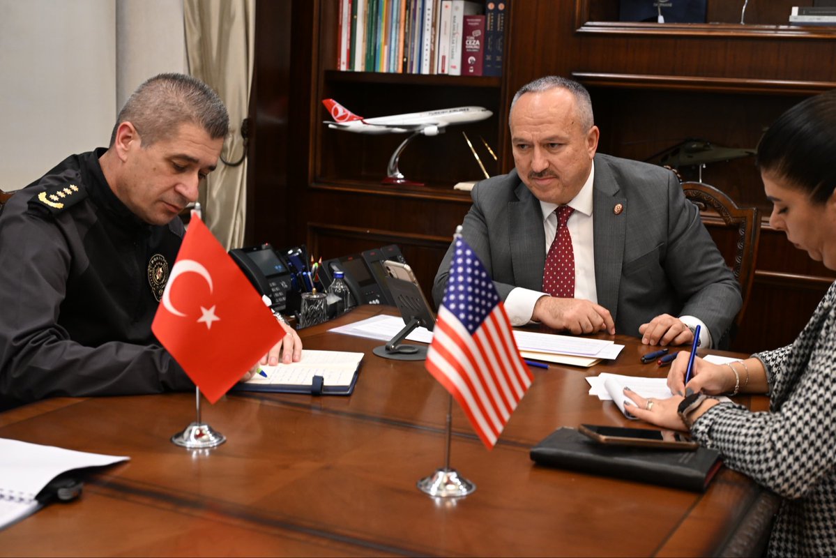 EmniyetGM's tweet photo. Emniyet Genel Müdürümüz Sayın Ali Fidan ile ABD FBI Direktörü Sayın Kash Patel arasında telefon görüşmesi gerçekleştirilmiştir. 

Görüşmede; Polis Teşkilatımız ve FBI arasındaki mevcut iş birliği alanları, sınır aşan suçlarla mücadele, bilgi ve tecrübe paylaşımı konuları ele alınmıştır.