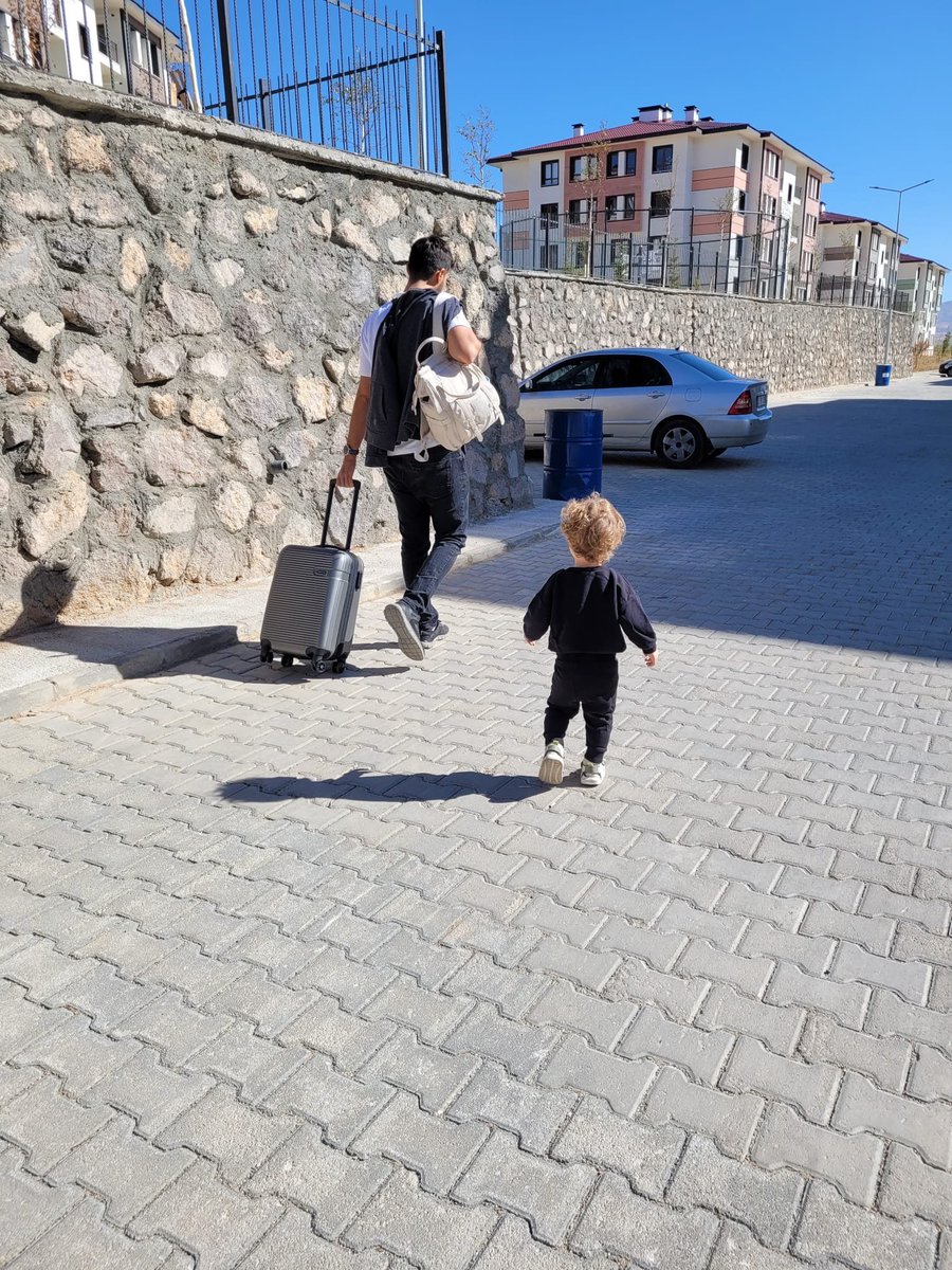 melekq6wi's tweet photo. 👨‍👩‍👧‍👦 Aile birliği talebimiz “il emri yok” denilince ortadan kalkmıyor. Protokol kapsamındaki öğretmenler için bulunan çözüm, diğer aileler için de geliştirilmelidir. Eşit davranın; hiçbir aileyi çözümsüz bırakmayın. #TBMMAileleriBirleştir @RTErdogan @Yusuf__Tekin @cftcblnt @YilmazzGuney