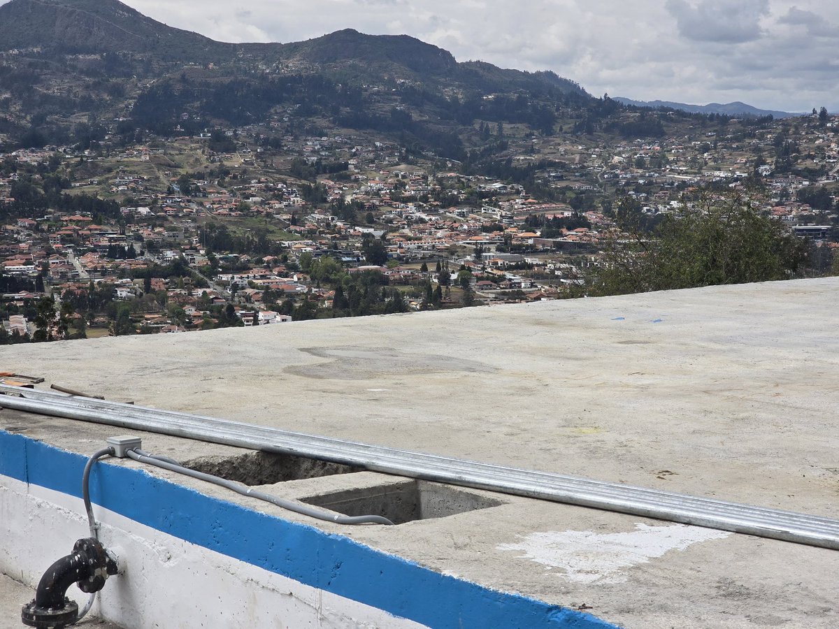 ETAPAOficial's tweet photo. 🚧💧 #ObrasETAPA | ¡Llacao está cada vez más cerca de contar con una nueva obra de agua potable!

👏 Avanzamos con un 95 % de ejecución en la construcción del nuevo Tanque Miguel Díaz, una obra que permitirá fortalecer el abastecimiento de agua potable para más de 3.500 habitantes.

💧 Este tanque será abastecido desde el Tanque Huajibamba, para lo cual fue necesaria la construcción de 6,2 kilómetros de tubería y una inversión de USD 700.000.

🏗️ Seguimos trabajando para brindar bienestar y desarrollo a nuestras comunidades.

#QueCuencaNosUna❤️💛
@AlcaldiaCuenca1