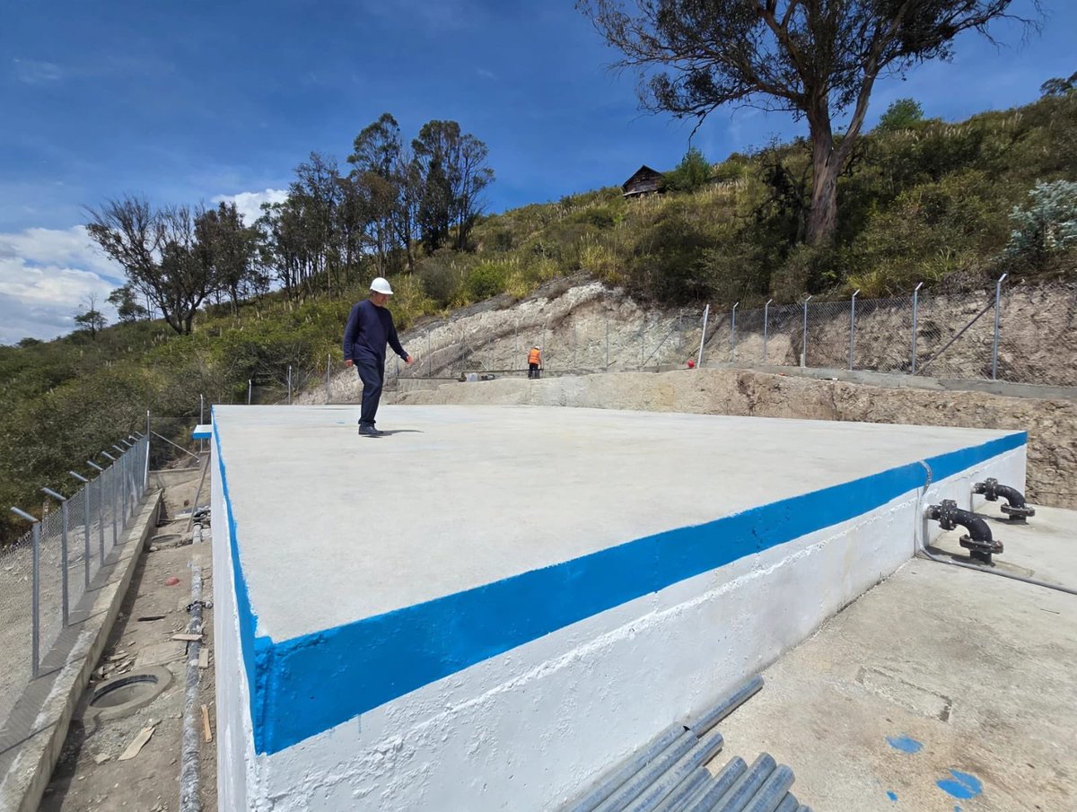 ETAPAOficial's tweet photo. 🚧💧 #ObrasETAPA | ¡Llacao está cada vez más cerca de contar con una nueva obra de agua potable!

👏 Avanzamos con un 95 % de ejecución en la construcción del nuevo Tanque Miguel Díaz, una obra que permitirá fortalecer el abastecimiento de agua potable para más de 3.500 habitantes.

💧 Este tanque será abastecido desde el Tanque Huajibamba, para lo cual fue necesaria la construcción de 6,2 kilómetros de tubería y una inversión de USD 700.000.

🏗️ Seguimos trabajando para brindar bienestar y desarrollo a nuestras comunidades.

#QueCuencaNosUna❤️💛
@AlcaldiaCuenca1