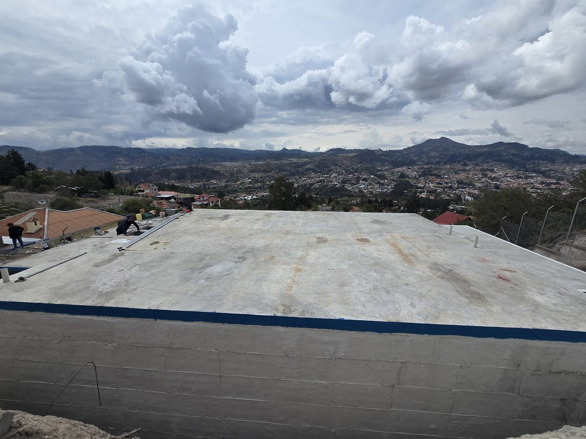 ETAPAOficial's tweet photo. 🚧💧 #ObrasETAPA | ¡Llacao está cada vez más cerca de contar con una nueva obra de agua potable!

👏 Avanzamos con un 95 % de ejecución en la construcción del nuevo Tanque Miguel Díaz, una obra que permitirá fortalecer el abastecimiento de agua potable para más de 3.500 habitantes.

💧 Este tanque será abastecido desde el Tanque Huajibamba, para lo cual fue necesaria la construcción de 6,2 kilómetros de tubería y una inversión de USD 700.000.

🏗️ Seguimos trabajando para brindar bienestar y desarrollo a nuestras comunidades.

#QueCuencaNosUna❤️💛
@AlcaldiaCuenca1