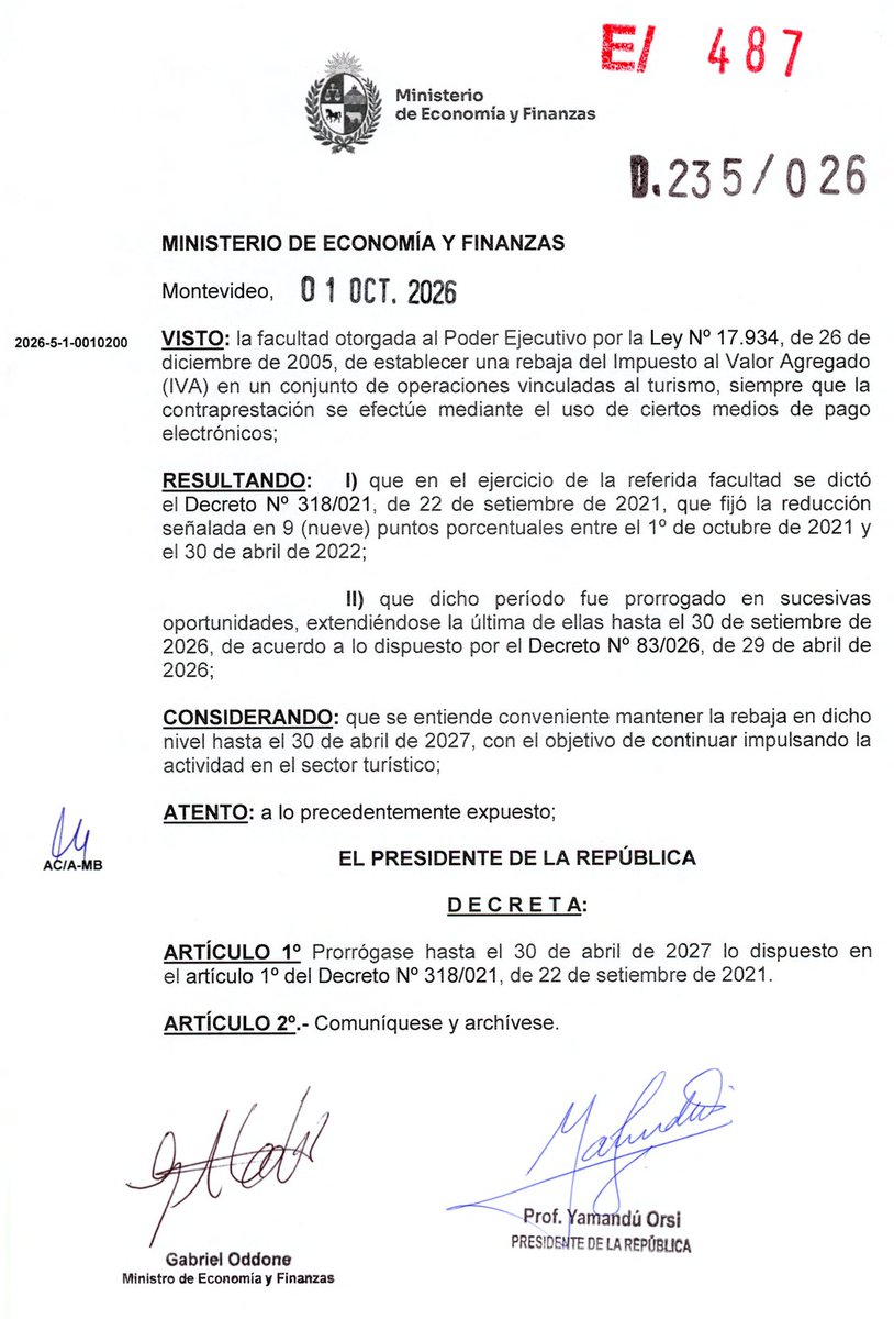 fcomesana's tweet photo. Está firmado el decreto que renueva el descuento de los 9 puntos de IVA. Con fecha de hoy. Un día después de que se venciera la última prórroga. Eso generó mucho revuelo por estos lados. Y es verdad, es bastante desprolijo pretender la continuidad de una exoneración fiscal con una reglamentación posterior al vencimiento de su expiración. Dicho esto, me aseguran desde el MEF que nadie dejó de recibir el beneficio porque tanto las Cámaras como las empresas responsables del cobro con tarjeta, estaban al tanto de que el beneficio iba a prorrogarse, lo cual desarticula especulaciones de "si pasa, pasa" o "esto era para dejar en off-side a la oposición". Otra perlita más del episodio que acabo de encontrar revisando decretos: si vamos al decreto que extendió del 30/9/2022 al 30/4/2023 este mismo beneficio, ¿saben en qué fecha se firmó? Cuatro días después del vencimiento. Lleva la firma de Luis Lacalle Pou y Azucena Arbeleche. Hablame de continuidad.