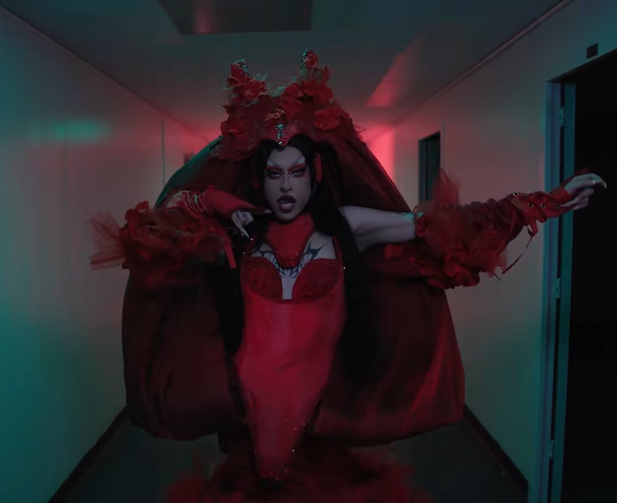BlazesAccount's tweet photo. Kinda love the Boulets not gaf and bringing back Felony and Satanna #Dragula https://t.co/zlWI30FU9P