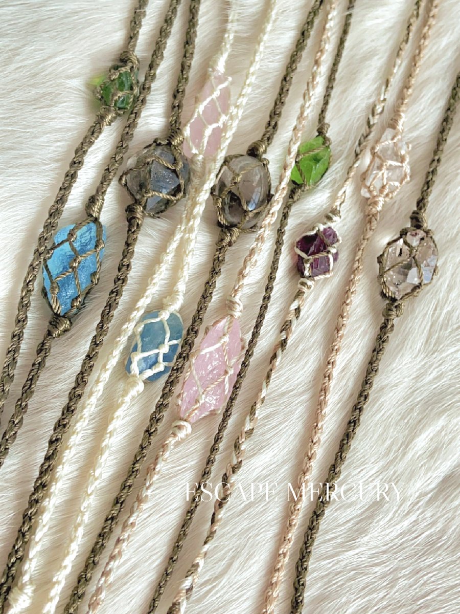 VioletBritdp's tweet photo. Collar de macramé hecho a mano para regalarle a mi mejor amiga!  Con nudos simples pero muy elegantes, ideal para outfits casuales. #HechoAMano #Macramé https://t.co/6jKNLhU9b8