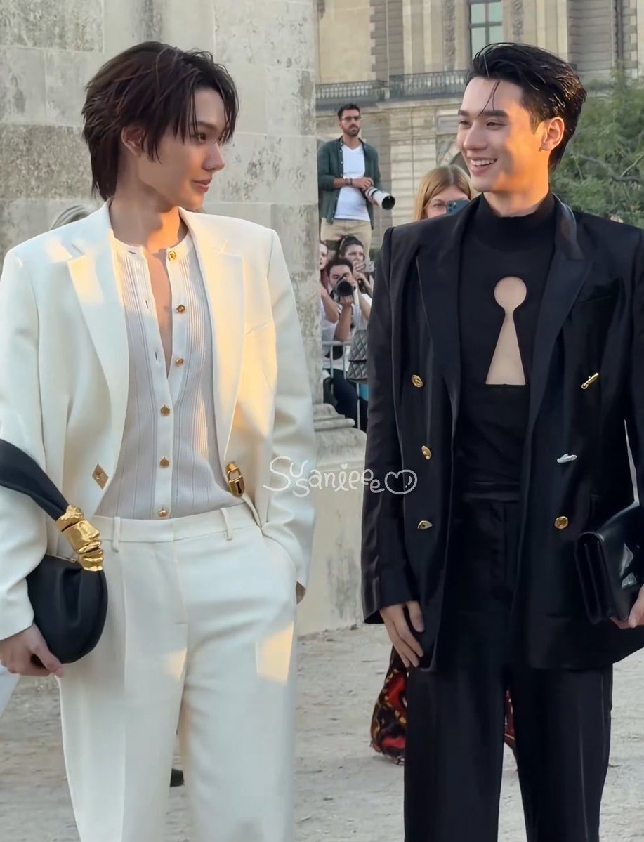 blsmmothie's tweet photo. keng harit you're kinda in the middle of a fashion show rn pls focus 😩😩

KENG NAMPING IN PARIS FW27 #SchiaparellixKENGNAMPING https://t.co/VWfOUKwPRW