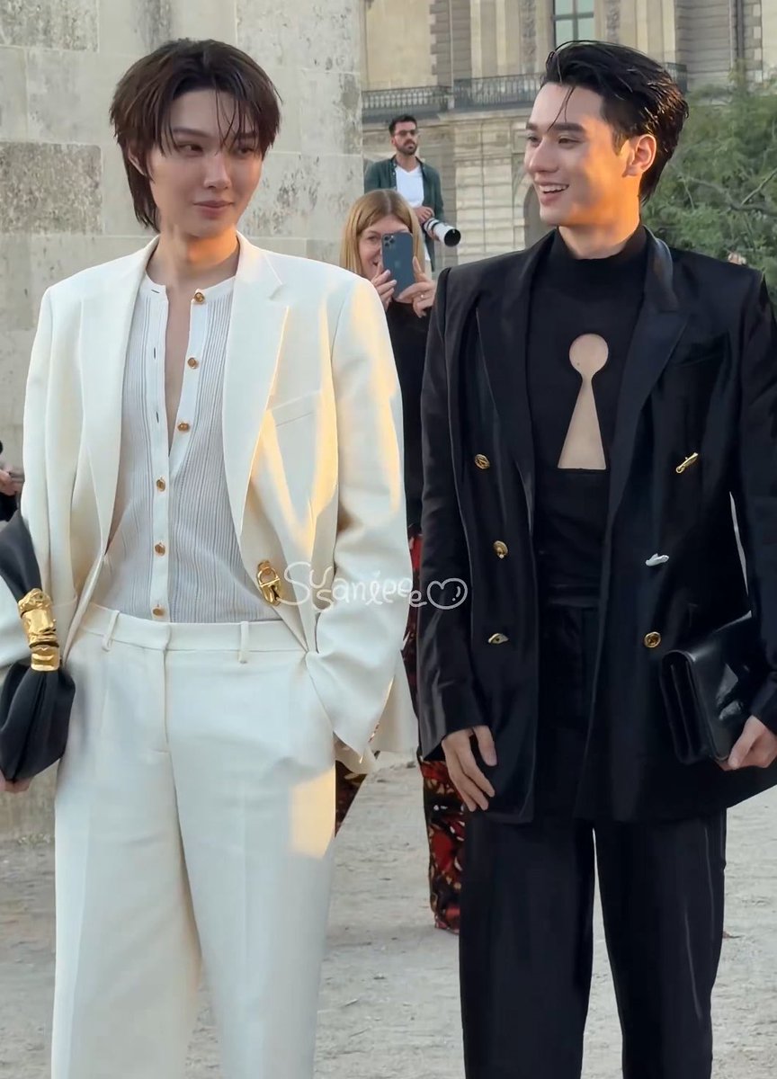 blsmmothie's tweet photo. keng harit you're kinda in the middle of a fashion show rn pls focus 😩😩

KENG NAMPING IN PARIS FW27 #SchiaparellixKENGNAMPING https://t.co/VWfOUKwPRW