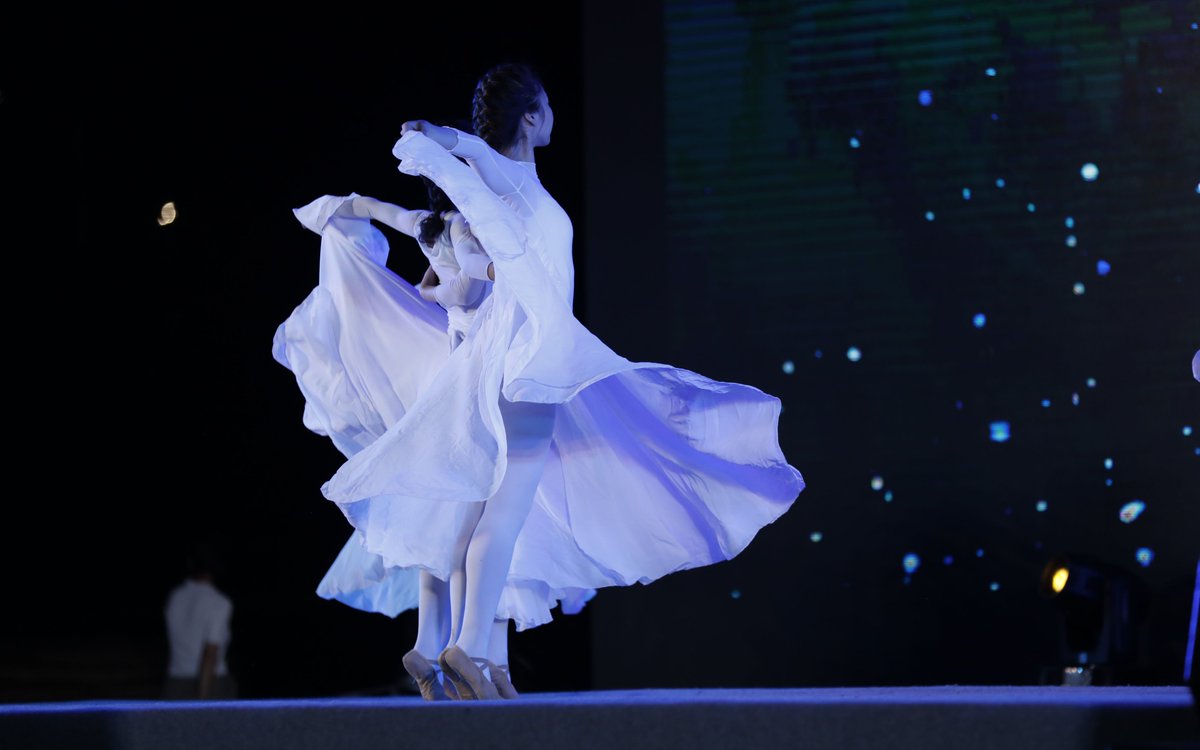SHELLABAXThm's tweet photo. Noche de magia en el teatro! El espectáculo de danza contemporánea nos dejó sin aliento, movimientos fluidos y luces increíbles.  #ArteEnVivo， https://t.co/ATnR4Kzuto