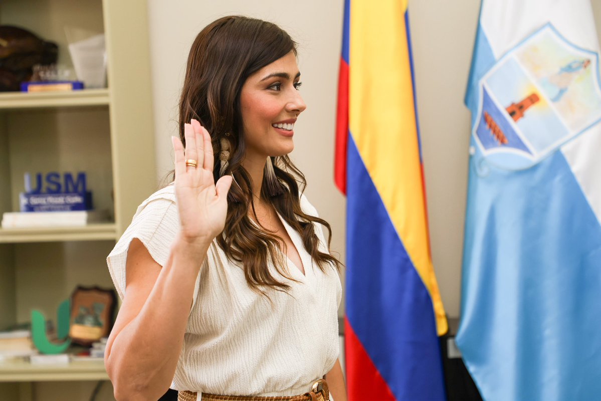 SantaMartaDTCH's tweet photo. El alcalde @CarlosPinedoC posesiono a Luz Alejandra Duarte Rivas como nueva secretaria de Gobierno de Santa Marta.  Con su experiencia en el sector público, llega para fortalecer la gestión institucional, la convivencia, la seguridad y la articulación con las comunidades. https://t.co/LFfBNgERZR