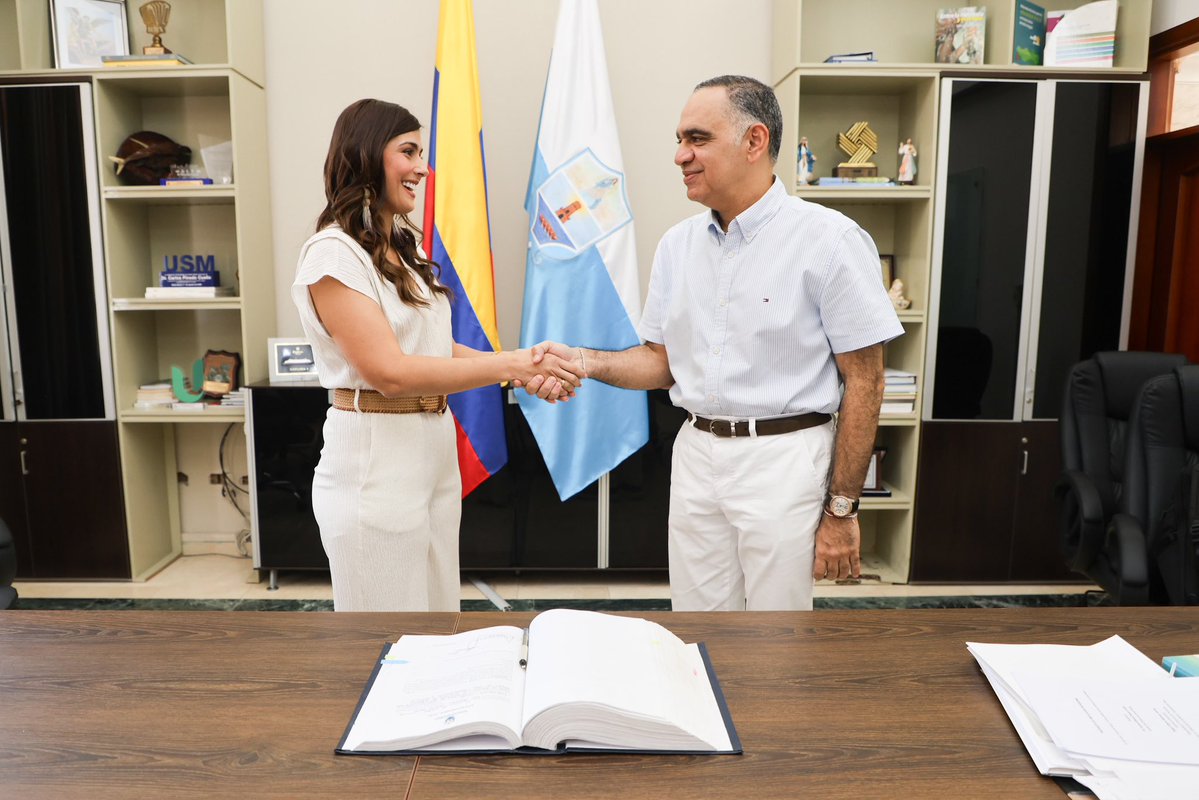 SantaMartaDTCH's tweet photo. El alcalde @CarlosPinedoC posesiono a Luz Alejandra Duarte Rivas como nueva secretaria de Gobierno de Santa Marta.  Con su experiencia en el sector público, llega para fortalecer la gestión institucional, la convivencia, la seguridad y la articulación con las comunidades. https://t.co/LFfBNgERZR