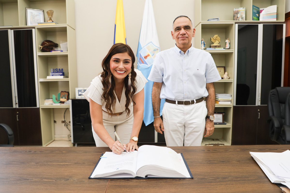 SantaMartaDTCH's tweet photo. El alcalde @CarlosPinedoC posesiono a Luz Alejandra Duarte Rivas como nueva secretaria de Gobierno de Santa Marta.  Con su experiencia en el sector público, llega para fortalecer la gestión institucional, la convivencia, la seguridad y la articulación con las comunidades. https://t.co/LFfBNgERZR