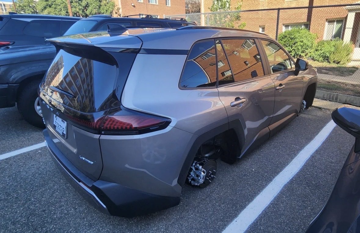 Adar_0x's tweet photo. My new car looks a bit different today and for some reason it wouldn’t drive. 

Anyone experiencing the same issue with the new rav4 ? https://t.co/vgyZ4JQVSz