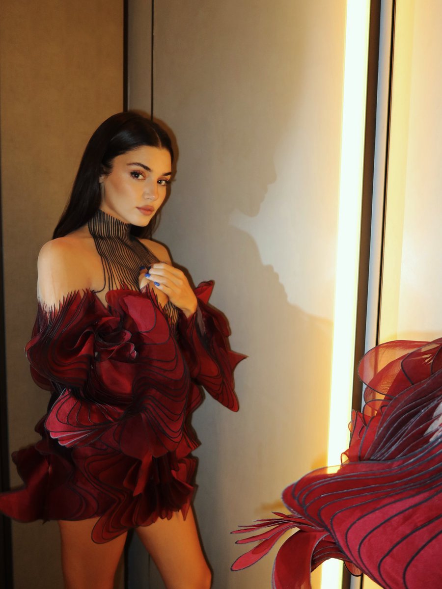 HandeErcelStyle's tweet photo. Hande in Iris Van Herpen Look 11 from their  Syntopia Couture Fall 2018 Collection paired it with Aquazzura mules❤️‍🔥

Styled by @/danniatylist ✨

#HandeErçel #HandeErçelStyle https://t.co/FKNtcUMVDn