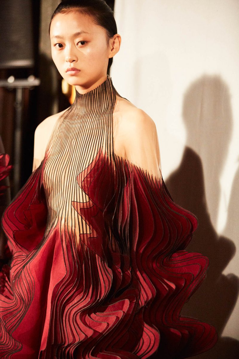 HandeErcelStyle's tweet photo. Hande in Iris Van Herpen Look 11 from their  Syntopia Couture Fall 2018 Collection paired it with Aquazzura mules❤️‍🔥

Styled by @/danniatylist ✨

#HandeErçel #HandeErçelStyle https://t.co/FKNtcUMVDn