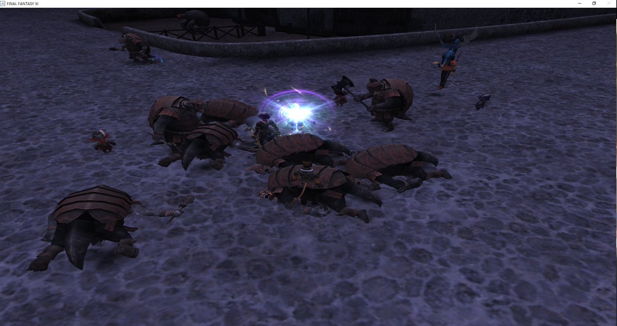 IIhcon's tweet photo. FFXI、みんなのために嬉々として魔回避を捨てた奴、の��

���にもあったダイバのぉ話。

僕はダイバで主にシーフを任されます。サポ―トジョブが黒であれば誰でもできる『簡単なぉ仕事』です。しかも暇で休み放題、『夢のようなぉ仕事』です。

そんなぉ仕事を僕に恵んでくださるメンバーの皆様は、すごく優しい。神様です。仏様です。Jack Dorsey様様です！！

ダイバでのシーフのサポートジョブ（おまけに他のジョブが半分使える便利システム、通称「サポ」）は黒魔道士です。ん？吟遊詩人を愛用する方も見えますね。僕は黒ちゃん派ですね。
シーフのサポで黒を使うことは稀です。僕の所見ではダイバでしか見たことがありません。ニッチなジョブ「シーフ」の中の更にニッチなサポ「黒魔道士」。いわば「ニッチ・オブ・ニッチ」。
どれだけニッチが好きなんだ？オレ・・・

いいんです！
僕は��ッチが好きです！
大好きなんです！

・・・やめとこ・・・変態が集まる・・・

戻します。

��ぜわざわざ黒を使うかというと、偏にその範囲魔法「スリプガ」「スリプガ２」ただそれだけです。それ以外なにもありません。
スリプガ・スリプガ２は、範囲内の敵を一度に眠らすことのできる大変便利な魔法です。
ですが、シーフのサポでのそれらでは、敵が強いのでほとんど寝ません。しかし、それでいいんです。狙いは寝かせる事ではないからです。
シーフにはトレジャーハンター（TH)という唯一無二の技能（アビ、アビリティ）があります。敵が落とすアイテムを増やすアビです。敵を殴るなりして敵対心（ヘイト）を乗せることで、初めてこのアビが有効になります。

ダイバの敵はとても多いので、一匹一匹殴っていては到底追いつきません。だからこれらの範囲魔法で一度にヘイトを乗せる作戦、という訳です。

一応、「精霊の印」���いうアビを併用すれば、６～８割（体感）の敵を眠らせることができます。しかも結構頻繁に使えます。
別に使ってもいいのですが、僕はそれを誰かがピンチの時に使っています。
ピンチなのって主に僕なんですけどね・・・（少し自虐

もとい。

そのピンチは僕が目測を誤って盾がヘイトを取っていない敵にまでこれらの魔法をかけてしまったことで起きます。時には何匹も僕に牙を向けてきます。
早速「精霊の印」の出番・・・ではありません。最初は「絶対回避」という、これまた唯一無二のアビを使います。これを使うとすべての攻撃を回避（正確には魔法と遠隔武器の攻撃は受けます）します。1時間（45分？）に一度きりなので、まずはこれを使います。
「スリプガ」「スリプガ２」「精霊の印」は切り札㊥の切り札な訳です。

僕はジュノというエリアでよくこのピンチに陥ります。頻繁に陥ります。マスターレベル（ML)が５０なので、経験値がメタ���ソに減ります。泣くくらい減ります。
みんなそれを察してくれて「ごめんね、死にまくらせちゃって・・・」って言ってくれます。
けれど、普段はこれで楽をさせてもらっているので、「謝らなくてもいいから経験値くれ！」とは言いません。
グッとこらえて「大丈夫、いつも楽させてもらってるから・・・」としか言えません。なみだを流しながらそう言うしかありません。

オトナ・・・ですね(*´ω｀*)

全然題名につながってませんが、もうしばらくお待ちを・・・ちゃんとオトします。

こうやって僕は食っちゃべってやっているんですが、じつはそうウカウカしていられません。
最近はみんな強いので。ボッとしていると魔法が間に合わないのです。場所によっては普通にやっていても間に合わないことも…

そこで僕はファーストキャスト（FC)装備を着ています。FCはいわば早口になれるアビです。そうなれる装備をきているんです。
そのため、なんとか間に合います。

ただひとつ、ここに落とし穴が・・・

この装備を着ると「魔回避」がガクッと下がります。「魔回避」は魔法攻撃を大幅に下げます。
だから、敵の強い魔法を食らうと一瞬で逝きます。周りへっちゃらで、僕だけ逝きます。
泣きたいです。

でも、僕はここではぉ笑い担当です。唯一無二のぉ笑い担当なのです。泣けないのです！
うわｗ
ぐはｗ
どひゃｗ
も”へｗ
と一言で笑いを取るしかないのです！涙を流しながら、ね。嬉々としながら、ね。

オトナ・・・ですね( ;∀;)

もうやめよっかなぁ‥‥あぁ楽し♪

尻切れトンボですが、ここで

お・わ・り

© SQUARE ENIX

#FFXI #FF11 #RPG #MMORPG #ネットゲーム　#OnlineGame
#自虐　#自虐ネタ　#バカ　#お笑い そして #真面目