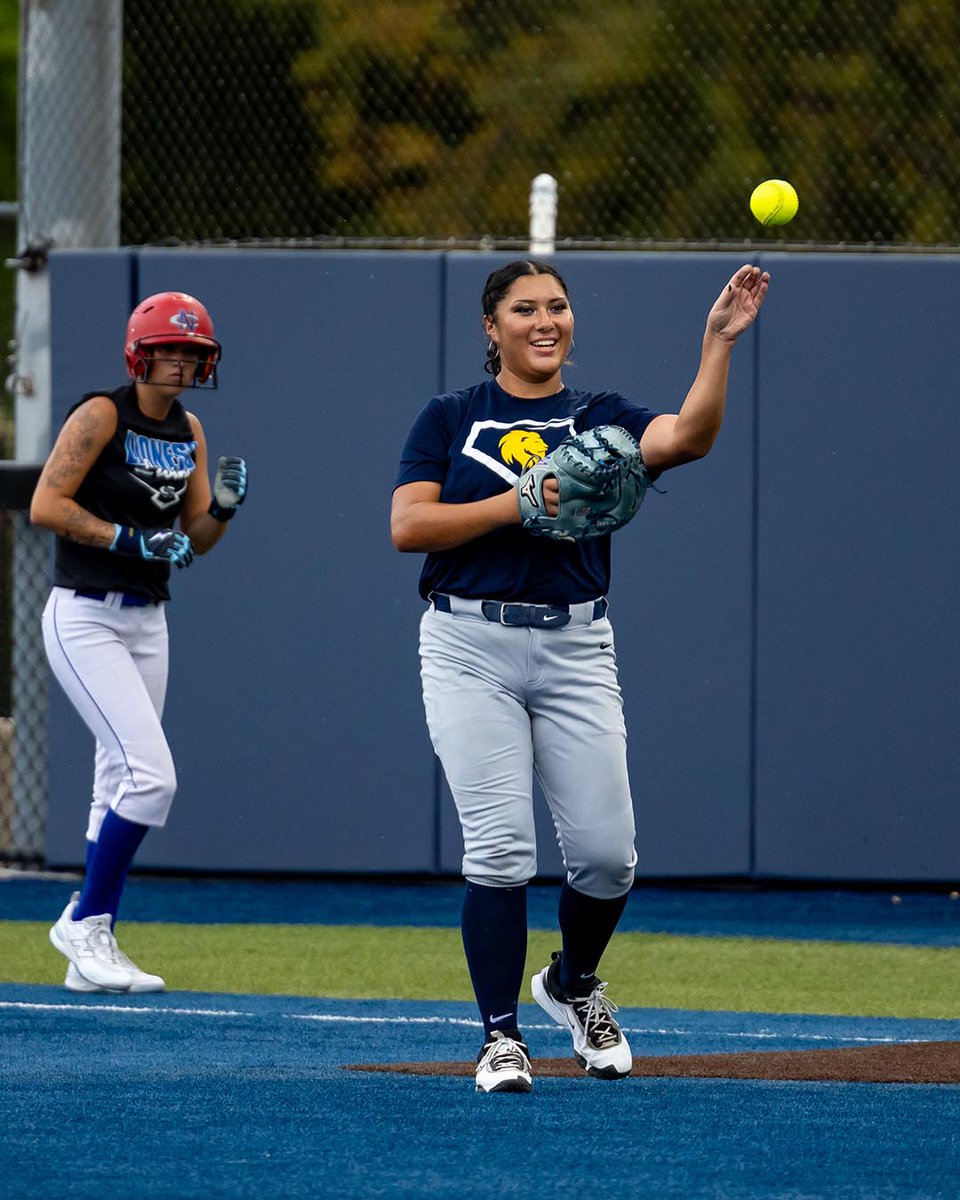 Lion_Softball's tweet photo. Fall ball hits different in the blue &amp; gold 💙💛 #HailET https://t.co/YpE1diKVDz