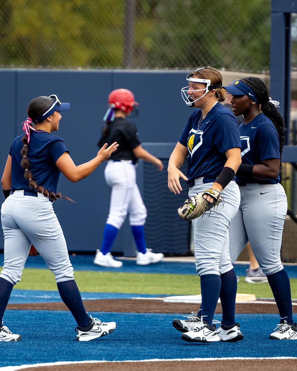 Lion_Softball's tweet photo. Fall ball hits different in the blue &amp; gold 💙💛 #HailET https://t.co/YpE1diKVDz