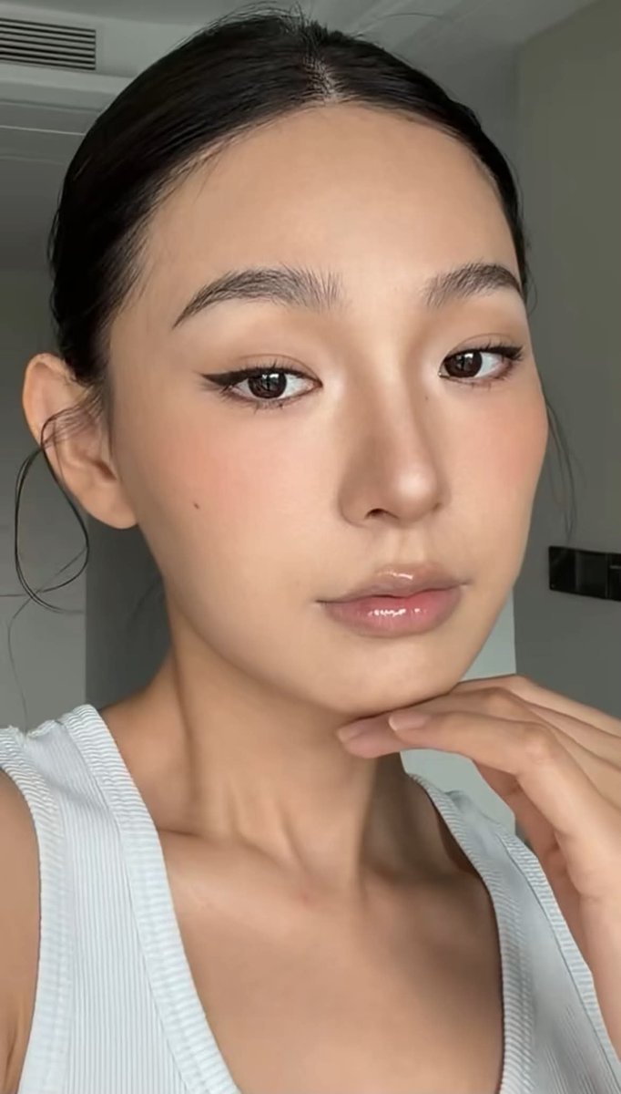 khavart199's tweet photo. So many people were raving about this palette that I finally caved, and now I completely get the hype around that defined glow 🎀💋 https://t.co/ygd5WhMJ1b