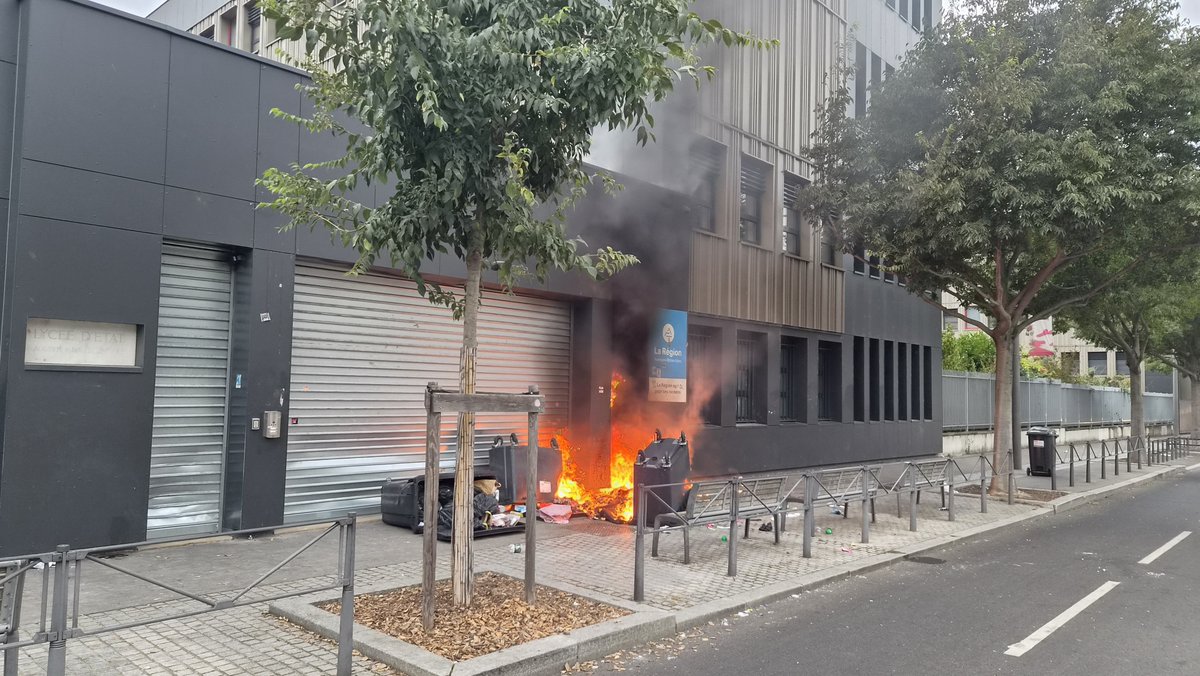OFACM_WO_FFI's tweet photo. Y a pas un lycéen là, y a que des fdp d'émeutiers qui veulent détruire un lycée. https://t.co/iKUA0cKUdA
