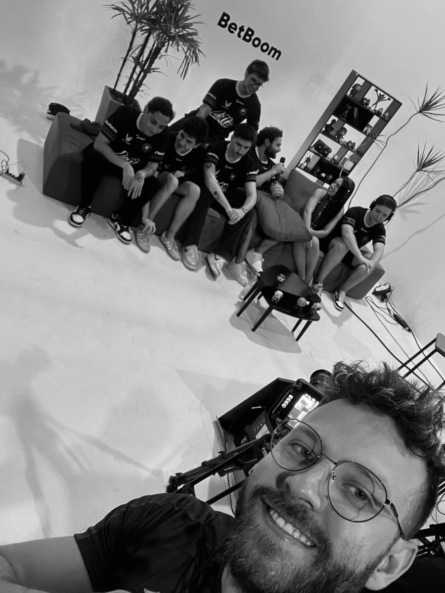 Eduardocosiq's tweet photo. Depois de 1 ano e 3 meses como caster e influencer do Fluxo, começa hoje um novo capítulo.

Foi um prazer inenarrável e uma fase muito importante da minha carreira. Foram experiências, pessoas e momentos que vou levar comigo para sempre. Saio dessa fase com a certeza de que fiz o meu melhor em cada oportunidade que tive.

Principalmente pela ligação com a torcida. Sem vocês, eu certamente não estaria onde estou hoje.

Hoje, nossos caminhos profissionais seguem por direções diferentes. Nem sempre a gente escolhe quando um ciclo termina. Algumas coisas são inevitáveis. O que a gente pode escolher é como começa o próximo capítulo.

E o trabalho continua.

Sigo free agent, narrando o cenário de CS e esports brasileiro, agora com mais liberdade para estar onde o jogo estiver.

Se tem time brasileiro jogando, eu vou estar lá. Do meu jeito, nada convencional, sempre buscando o melhor do entretenimento, como um maestro conduzindo uma orquestra.

A todos que acompanharam essa fase comigo: obrigado. De verdade.

E para quem quiser continuar acompanhando o Cosiqueira, a gente se encontra nas redes. Tem novos projetos saindo do papel e, em breve, vocês vão conhecer alguns deles.

Nunca fomos tão grandes.