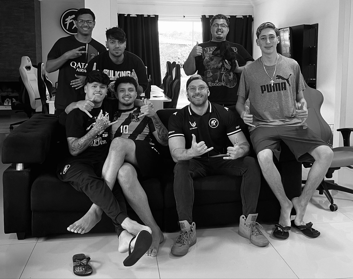 Eduardocosiq's tweet photo. Depois de 1 ano e 3 meses como caster e influencer do Fluxo, começa hoje um novo capítulo.

Foi um prazer inenarrável e uma fase muito importante da minha carreira. Foram experiências, pessoas e momentos que vou levar comigo para sempre. Saio dessa fase com a certeza de que fiz o meu melhor em cada oportunidade que tive.

Principalmente pela ligação com a torcida. Sem vocês, eu certamente não estaria onde estou hoje.

Hoje, nossos caminhos profissionais seguem por direções diferentes. Nem sempre a gente escolhe quando um ciclo termina. Algumas coisas são inevitáveis. O que a gente pode escolher é como começa o próximo capítulo.

E o trabalho continua.

Sigo free agent, narrando o cenário de CS e esports brasileiro, agora com mais liberdade para estar onde o jogo estiver.

Se tem time brasileiro jogando, eu vou estar lá. Do meu jeito, nada convencional, sempre buscando o melhor do entretenimento, como um maestro conduzindo uma orquestra.

A todos que acompanharam essa fase comigo: obrigado. De verdade.

E para quem quiser continuar acompanhando o Cosiqueira, a gente se encontra nas redes. Tem novos projetos saindo do papel e, em breve, vocês vão conhecer alguns deles.

Nunca fomos tão grandes.