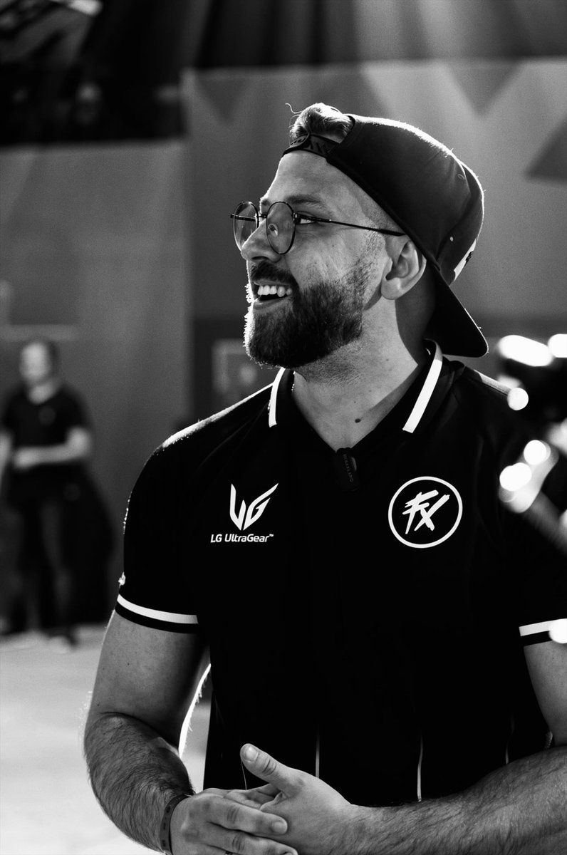 Eduardocosiq's tweet photo. Depois de 1 ano e 3 meses como caster e influencer do Fluxo, começa hoje um novo capítulo.

Foi um prazer inenarrável e uma fase muito importante da minha carreira. Foram experiências, pessoas e momentos que vou levar comigo para sempre. Saio dessa fase com a certeza de que fiz o meu melhor em cada oportunidade que tive.

Principalmente pela ligação com a torcida. Sem vocês, eu certamente não estaria onde estou hoje.

Hoje, nossos caminhos profissionais seguem por direções diferentes. Nem sempre a gente escolhe quando um ciclo termina. Algumas coisas são inevitáveis. O que a gente pode escolher é como começa o próximo capítulo.

E o trabalho continua.

Sigo free agent, narrando o cenário de CS e esports brasileiro, agora com mais liberdade para estar onde o jogo estiver.

Se tem time brasileiro jogando, eu vou estar lá. Do meu jeito, nada convencional, sempre buscando o melhor do entretenimento, como um maestro conduzindo uma orquestra.

A todos que acompanharam essa fase comigo: obrigado. De verdade.

E para quem quiser continuar acompanhando o Cosiqueira, a gente se encontra nas redes. Tem novos projetos saindo do papel e, em breve, vocês vão conhecer alguns deles.

Nunca fomos tão grandes.